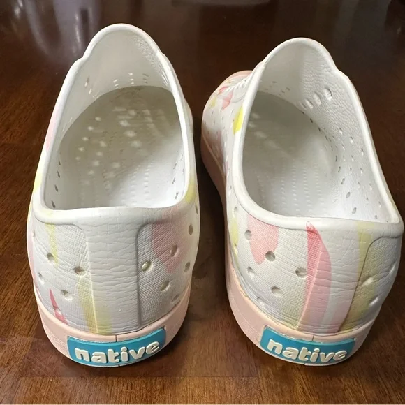 Native Jefferson Girls Shoes Milk Pink & White Slip On Size 2 Youth Waterproof - Picture 10 of 11